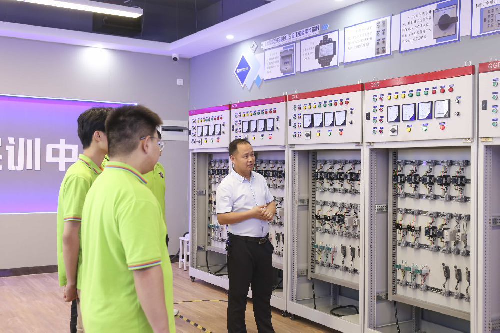 就業直通】校企訂單班：入學即鎖定Offer在武漢新華，"畢業即失業"的魔咒被硬核破解——學校與寧德時代、京古集團等300+行業龍頭構建人才戰略同盟，打造職業教育罕見的"就業生態鏈"：? 企業定制課堂：華為工程師帶真實項目進校，智能制造專業學生直接參與5G基站PLC控制系統開發? 預備役計劃：電商