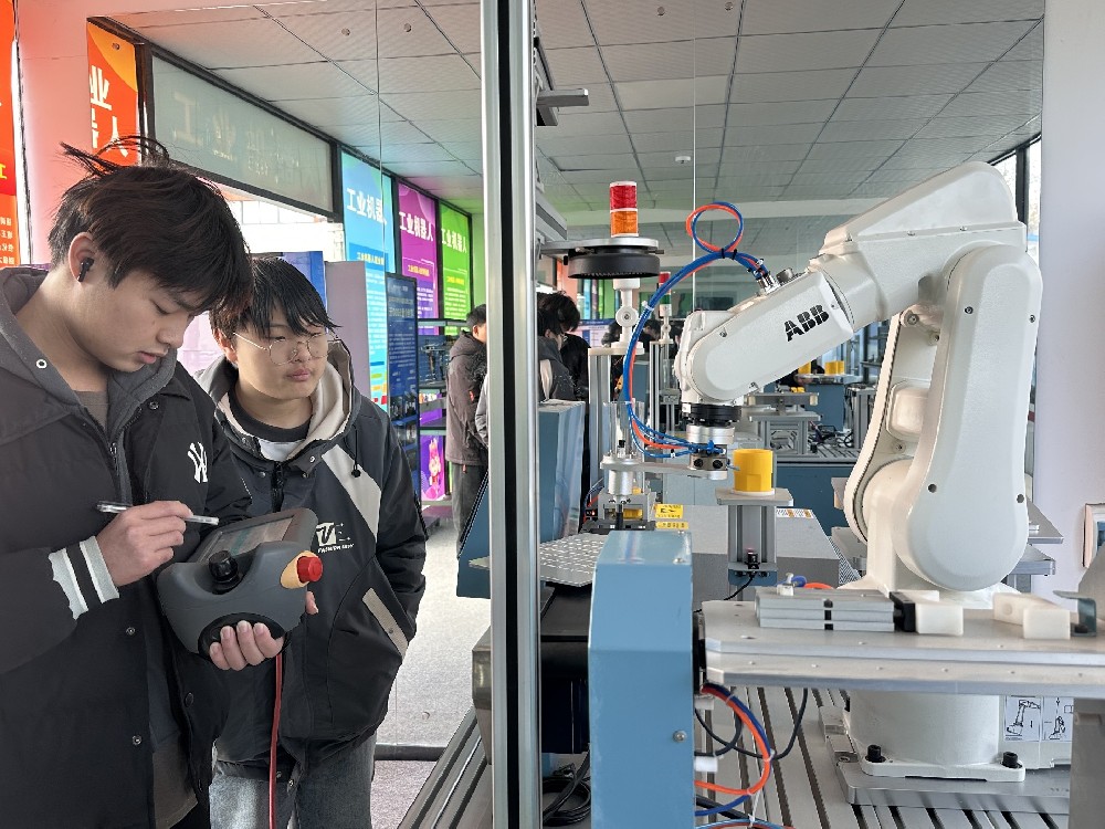 武漢新華電腦學(xué)校舉辦PLC智能制造大咖講堂，校企共育新時(shí)代“智造工匠”