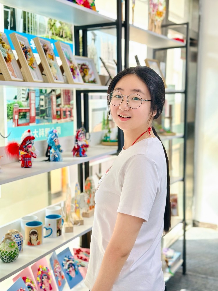 從“電腦小白”到企業爭搶的“設計新星”，她在新華的沃土上逐光生長