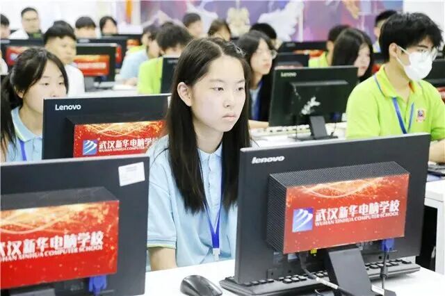 金九銀十，本是新生逐夢的起點，卻也是 2025 屆高校畢業生求職的 “攻堅期”。據官方數據統計，今年全國高校畢業生人數預計突破 1100 萬，再創歷史峰值。一面是 “百萬大軍擠獨木橋” 的激烈競爭，一面是持續走低的就業率，不少年輕人發出靈魂拷問：“想找一份踏實的好工作，真的這么難嗎？”01 就業市場 “冰火兩重天”：應