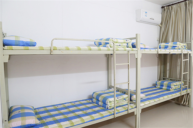 湖北初高中生及家長們注意啦武漢新華電腦學校2026年春季預科班火熱招生中我們深知教育的選擇從來都不是簡單的取舍而是一場關乎未來的重要投資武漢新華春季預科班為你搭建通往理想的堅實橋梁讓你提前開啟精彩的校園生活春季預科班優勢01提前入學 避開秋季招生高峰期 有些同學成績不理想，對未來很迷茫，每天只是渾渾噩