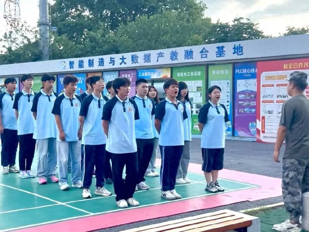 孩子在武漢新華暑期預科班很好，請家長放心！