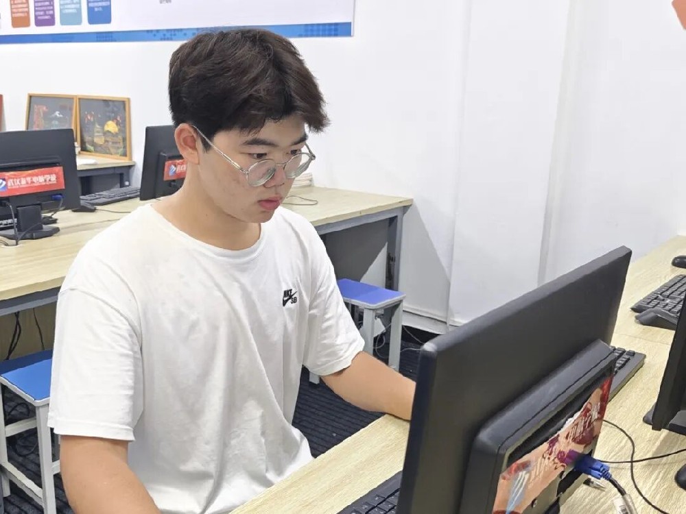 當許多學生還在傳統教育路徑中摸索時，25級軟件開發班的張逸軒已經做出了一個不同尋常的選擇——從普通高中轉入武漢新華電腦學校，開啟了一段全新的學習旅程。這個決定背后有著怎樣的故事？讓我們一起走近這位勇敢追夢的少年。轉變：從跟不上進度到找到適合的道路“為什么從普高轉到武漢新華電腦學校呢？”面對這個問題，張